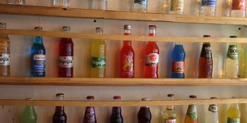 Bu gazozcu ziyaretçilerini çocukluğuna götürüyor