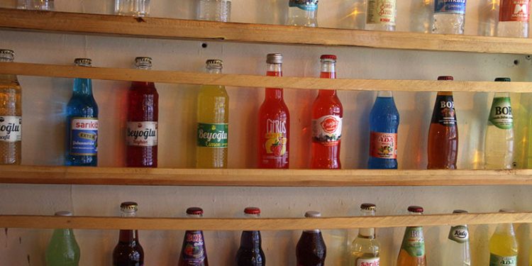 Bu gazozcu ziyaretçilerini çocukluğuna götürüyor