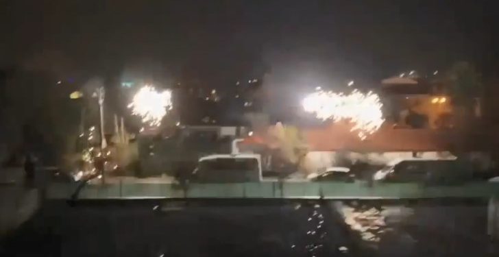 Sesi duyan balkona çıktı