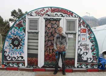 Enkaz kentin konteynerleri onun elinde renkleniyor