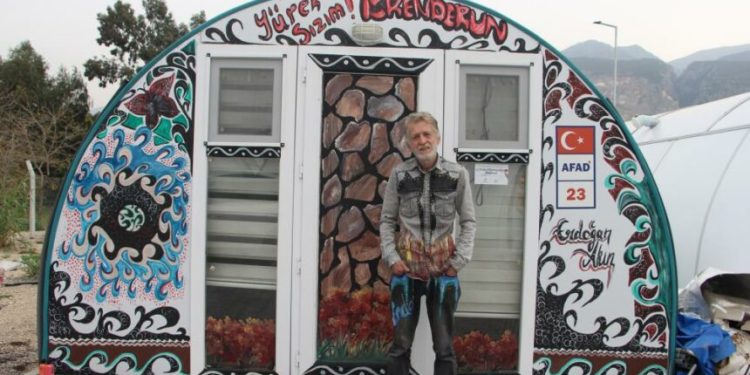 Enkaz kentin konteynerleri onun elinde renkleniyor