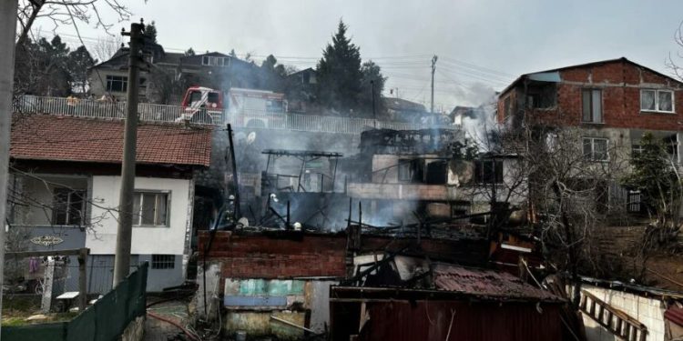 Baba ve oğlunun evleri küle döndü