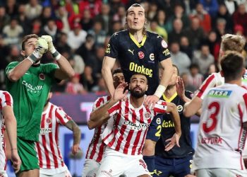 Fenerbahçe, Antalya engelini aştı! Liderligi geri aldı