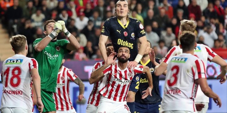 Fenerbahçe, Antalya engelini aştı! Liderligi geri aldı