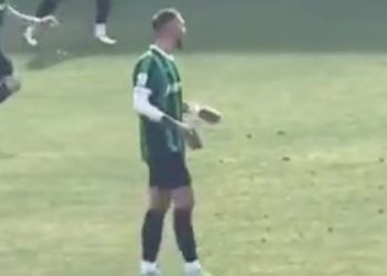 Sahadaki futbolcunun elindeki telefon sosyal medyada gündem oldu