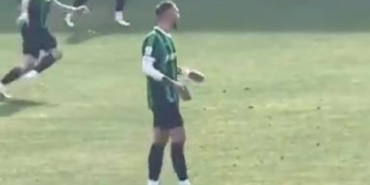 Sahadaki futbolcunun elindeki telefon sosyal medyada gündem oldu