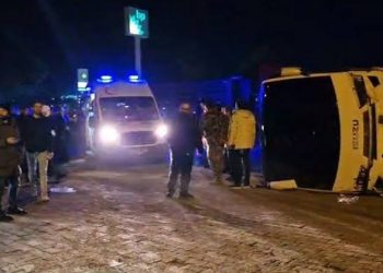 Hatay’da minibüs devrildi: 10 polis yaralandı!