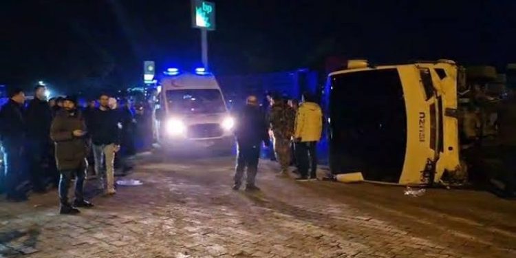 Hatay’da minibüs devrildi: 10 polis yaralandı!