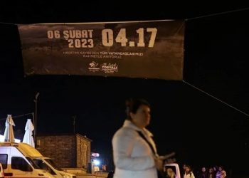 Depremzedeler 6 Şubat’ın yıl dönümünde geceyi sokaklarda geçiriyor