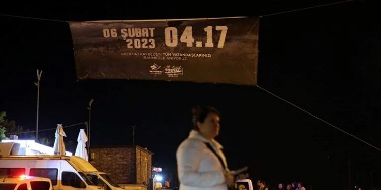 Depremzedeler 6 Şubat’ın yıl dönümünde geceyi sokaklarda geçiriyor