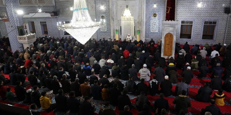 Deprem bölgesinde Miraç Kandili dualarla idrak edildi