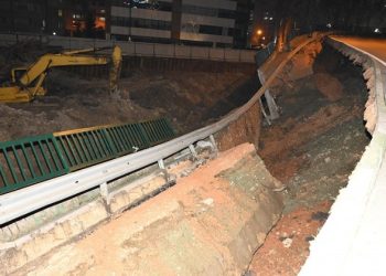 Bursa’da yol çöktü!