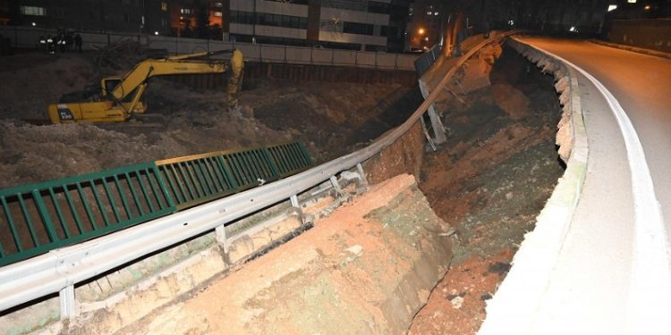 Bursa’da yol çöktü!