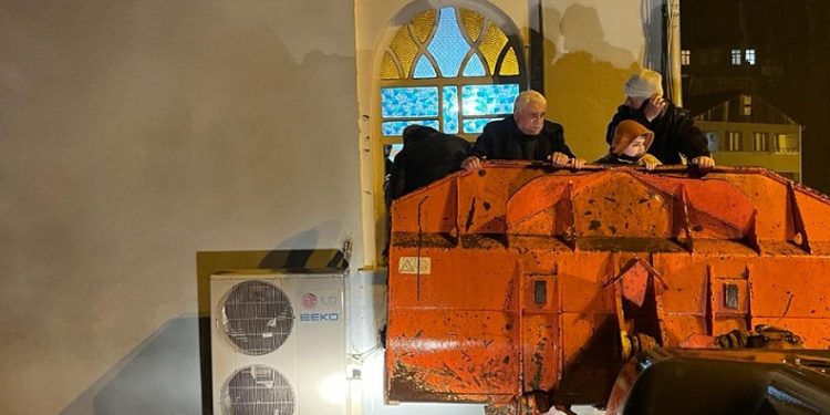 Artvin’de sel nedeniyle, cemaat camide mahsur kaldı