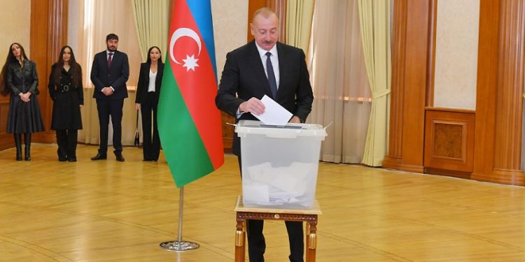 Azerbaycan’da kazanan Aliyev