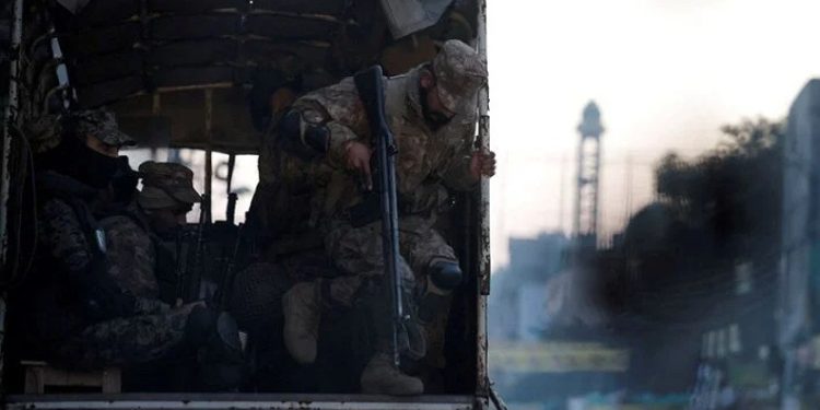 Pakistan’da seçim günü kana bulandı