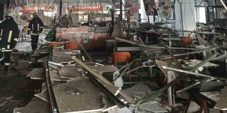 Ünlü restaurant’ın tavanı çöktü onlarca kişi ölümden döndü