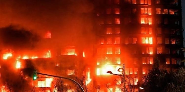 İspanya’da 14 katlı binada yangın: 7 yaralı