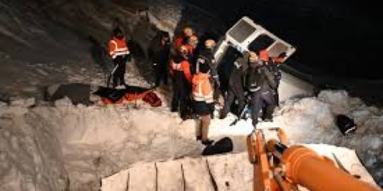 Van’da minibüsün üzerine çığ düştü