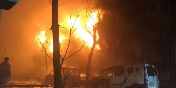 Alevler geceyi aydınlattı