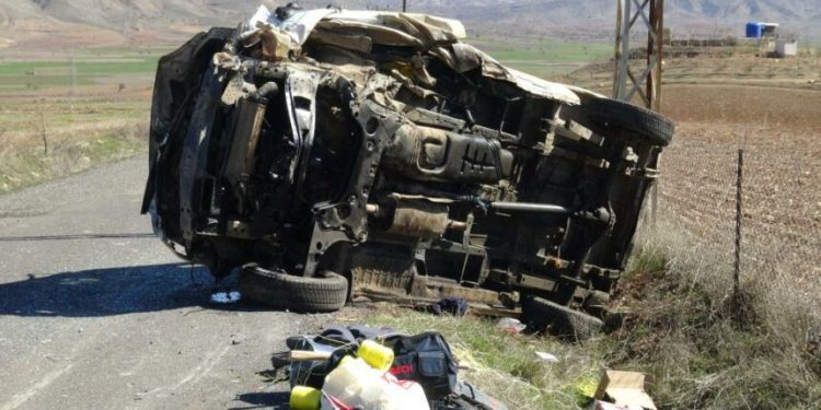 Takla atan minibüs hurdaya döndü: 3 ağır yaralı