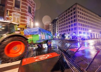 Çiftçiler caddeleri ateşe verdi