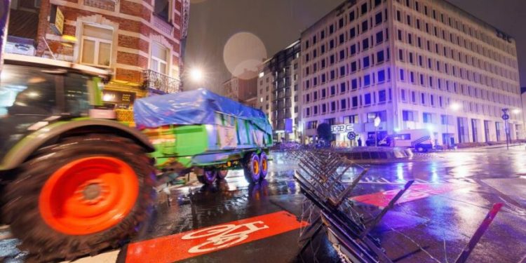 Çiftçiler caddeleri ateşe verdi