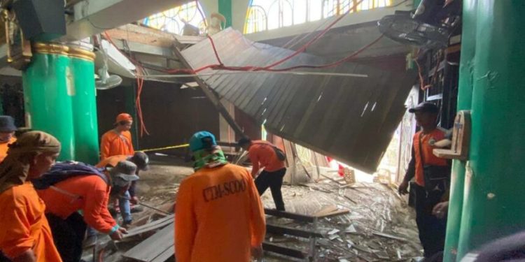 Kilisenin asma katı çöktü