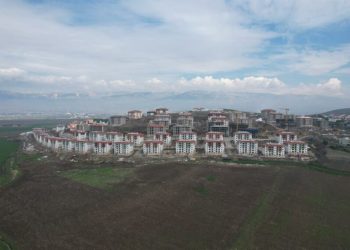 Kalıcı deprem konutlarında anahtar teslimatları başladı