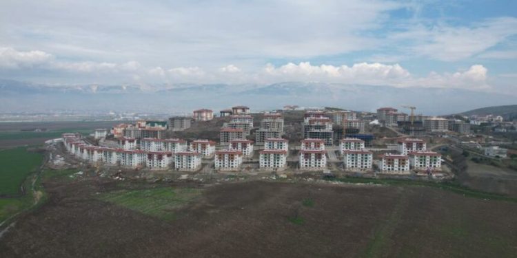 Kalıcı deprem konutlarında anahtar teslimatları başladı