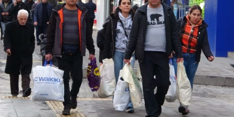 İran’daki 4 günlük tatil esnafın yüzünü güldürdü