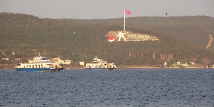 Feribot seferlerine fırtına engeli