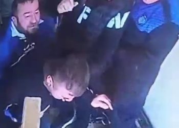 Arkadaşını heimlich manevrasıyla kurtardı