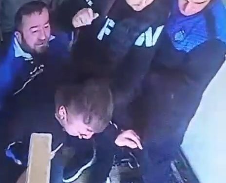 Arkadaşını heimlich manevrasıyla kurtardı