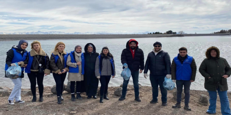 Gönüllü gençler baraj etrafında çöp topladı