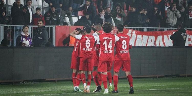 Ümraniyespor, Altay engelini rahat geçti!