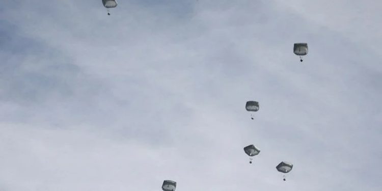 ABD Gazze’ye ilk yardımını havadan indirdi