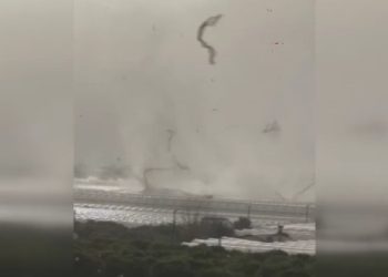 Antalya’da hortum, tarım alanları zarar gördü