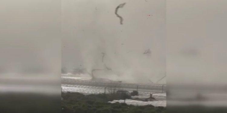 Antalya’da hortum, tarım alanları zarar gördü