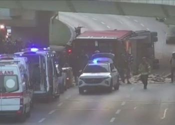 Bakırköy’de tır otomobilin üzerine devrildi: 4 ölü