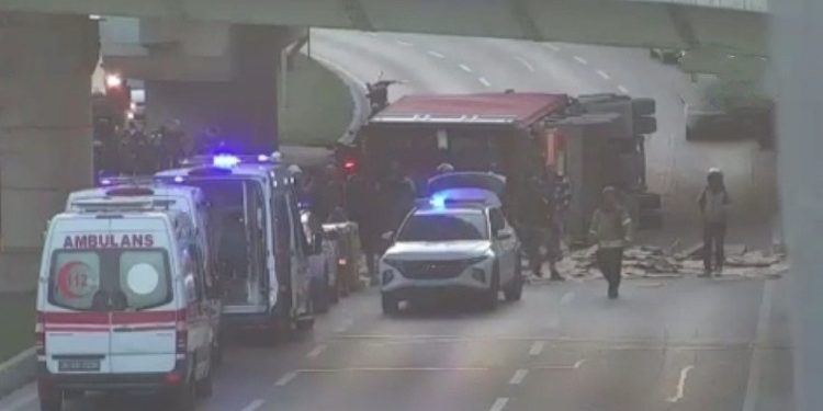 Bakırköy’de tır otomobilin üzerine devrildi: 4 ölü