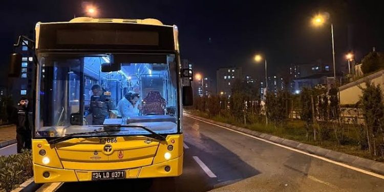 Başakşehir’de “yol verme” kavgası: Otobüs şoförünü bıçaklayıp kaçtı