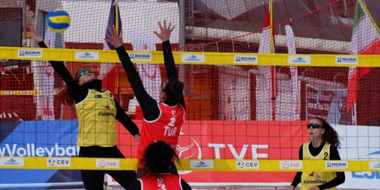 Erzurum’da kar voleybolu heyecanı