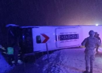 Yolcu otobüsü devrildi yaralılar var