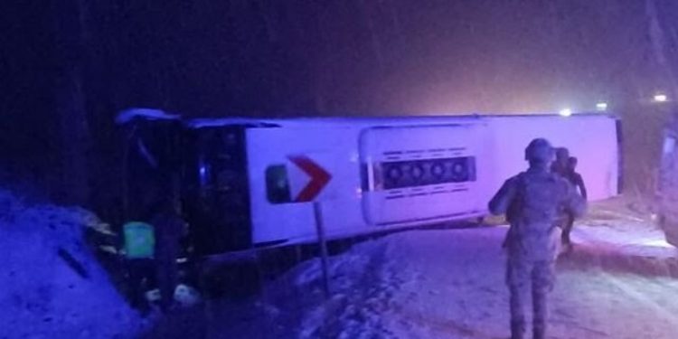 Yolcu otobüsü devrildi yaralılar var