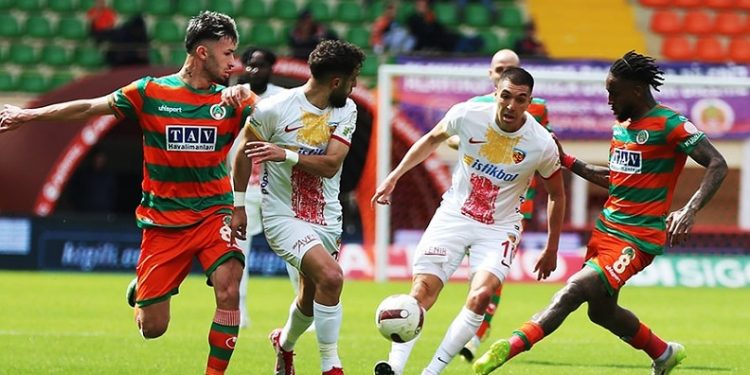 Corendon Alanyaspor son dakika golüyle güldü