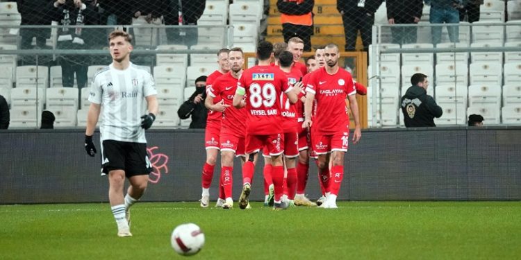 Kartal ağır yaralı