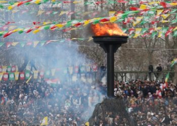 Diyarbakır’da düzenlenen Nevruz etkinliğinde polise saldırı