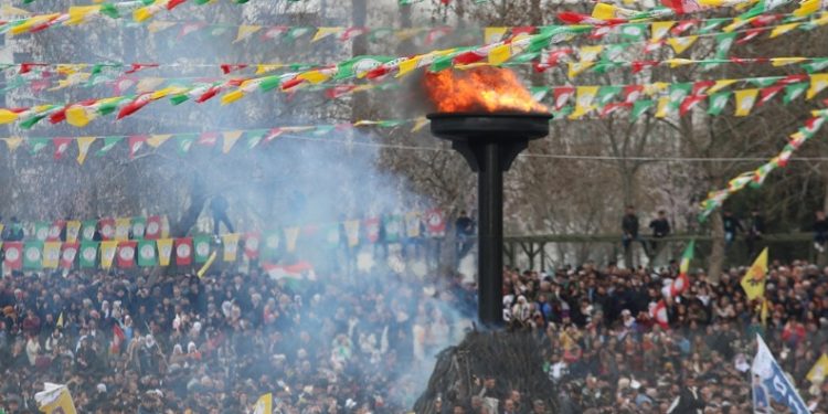 Diyarbakır’da düzenlenen Nevruz etkinliğinde polise saldırı