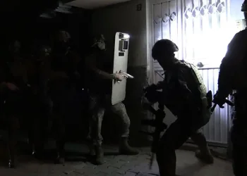 Kavga ihbarına gelen polisleri görünce kaçmaya çalıştılar